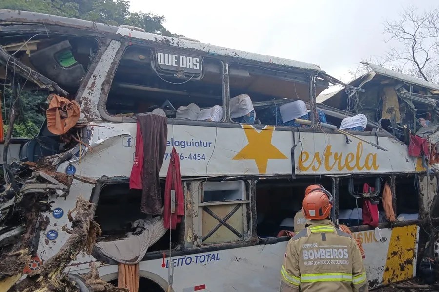 Al menos 10 muertos y varios heridos al volcar un autobús en la sierra de Río de Janeiro (Brasil)