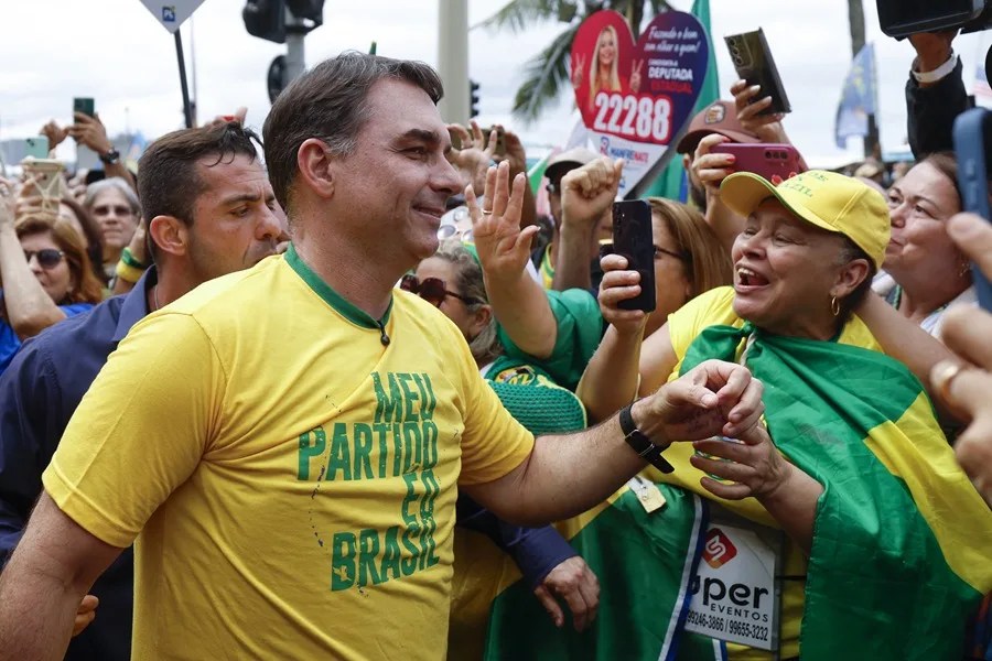 Flávio Bolsonaro sale al ataque contra Lula y promete llamar "terroristas" a los narcos