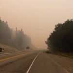 Los incendios forestales en el oeste de Canadá causan una muerte y más de 20.000 evacuados