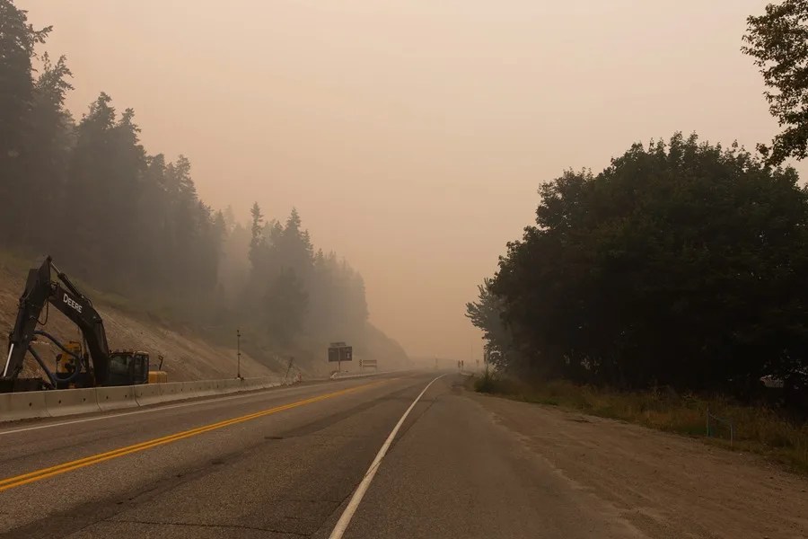 Los incendios forestales en el oeste de Canadá causan una muerte y más de 20.000 evacuados