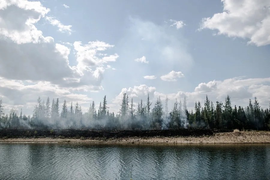 Los incendios forestales en el oeste de Canadá causan una muerte y más de 20.000 evacuados