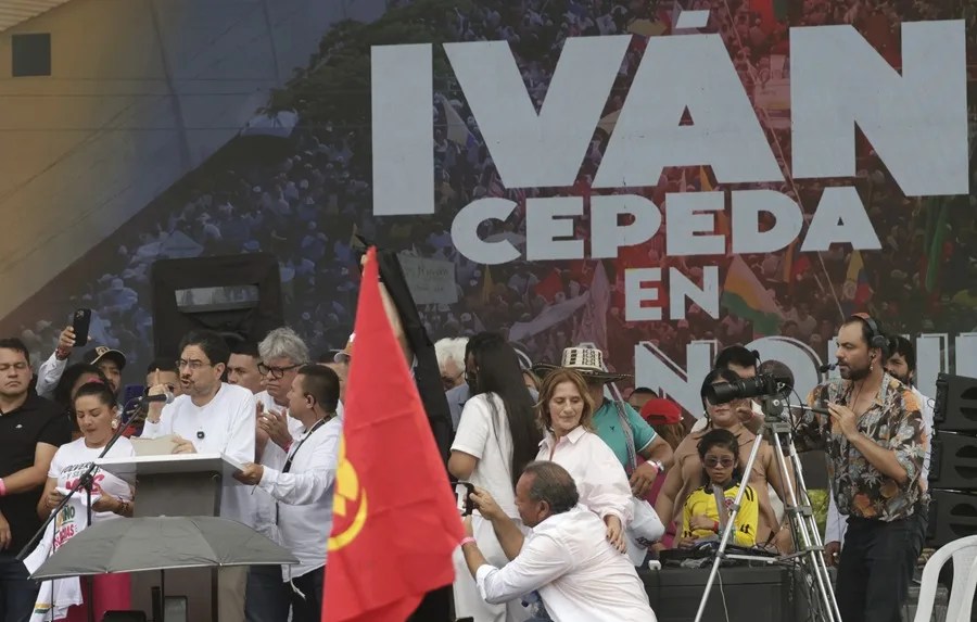 Cepeda llama a la "resistencia" al Gobierno de De la Espriella en un acto en Barranquilla