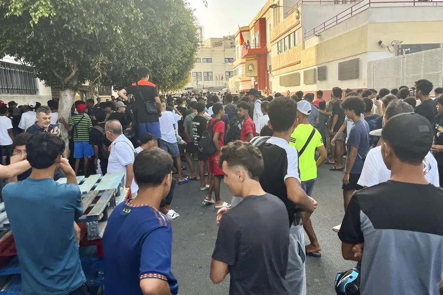 Ceuta inmigrantes colas Policía