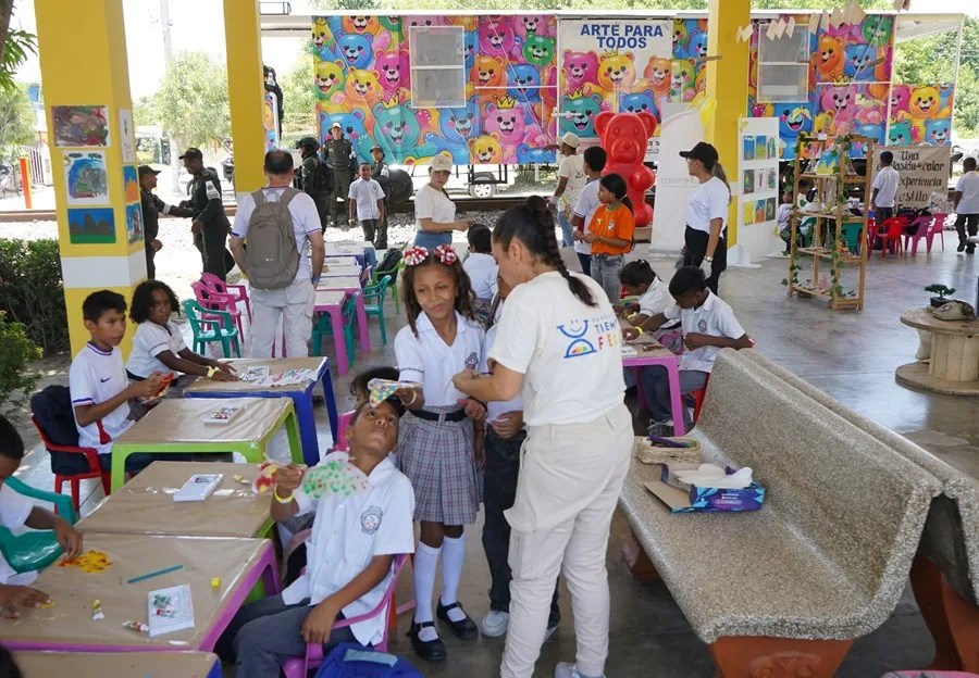 El Tren de la Cultura ilumina la mirada de los niños en el pueblo natal de García Márquez