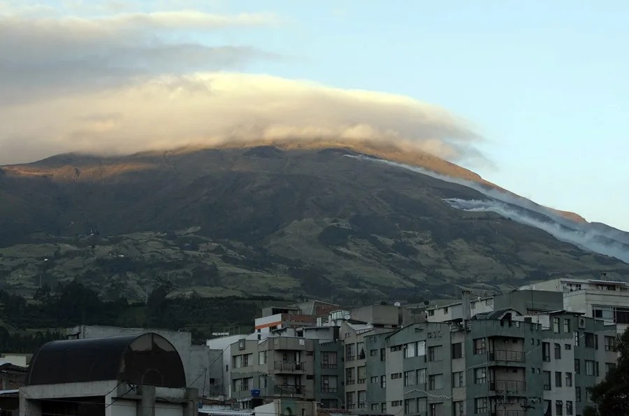 El volcán Puracé emite ceniza y gases en el suroeste de Colombia y afecta el aeropuerto de Popayán