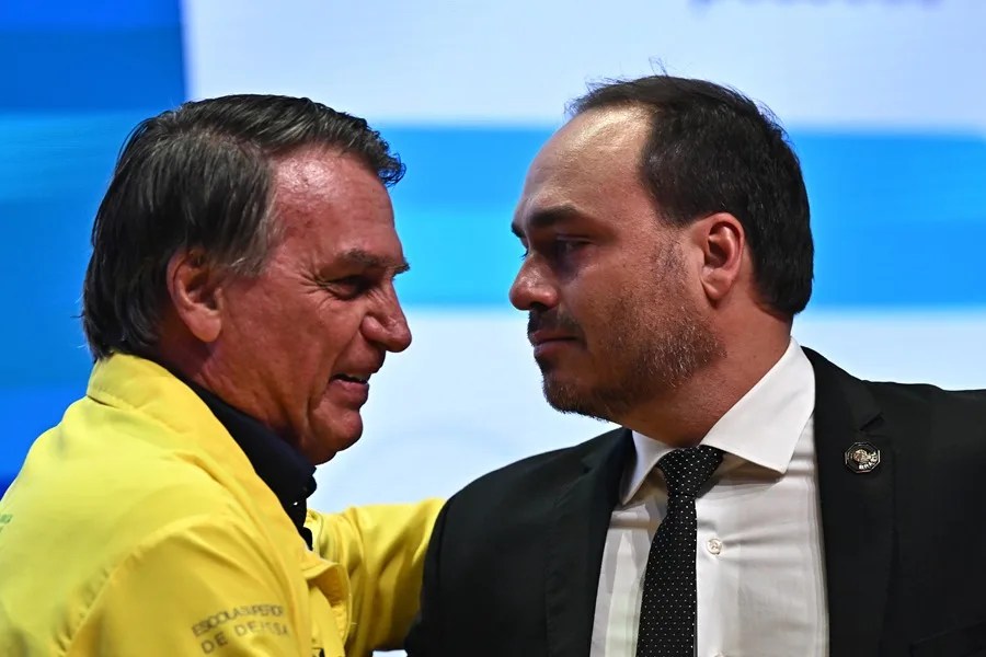 En el nombre del padre: los Bolsonaro, candidatos a todo en las elecciones de Brasil