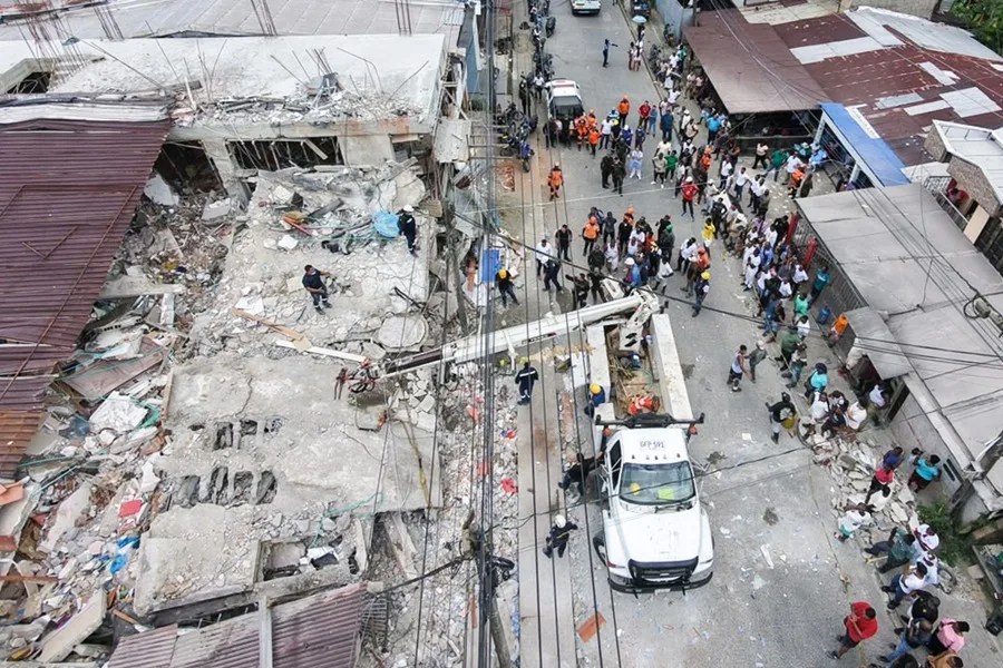 El futbolista Jhon Arias envía un avión con ayuda al epicentro del terremoto en Colombia