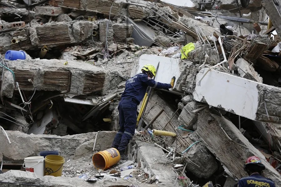 Colombia vive la crucial fase de la 'ventana de vida' para rescatar personas tras el terremoto