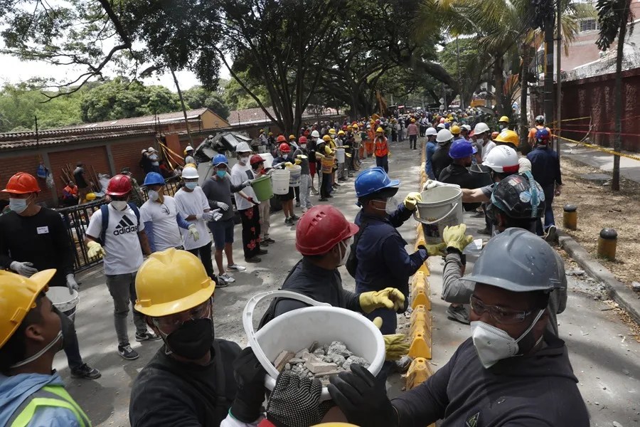 Colombia vive la crucial fase de la 'ventana de vida' para rescatar personas tras el terremoto