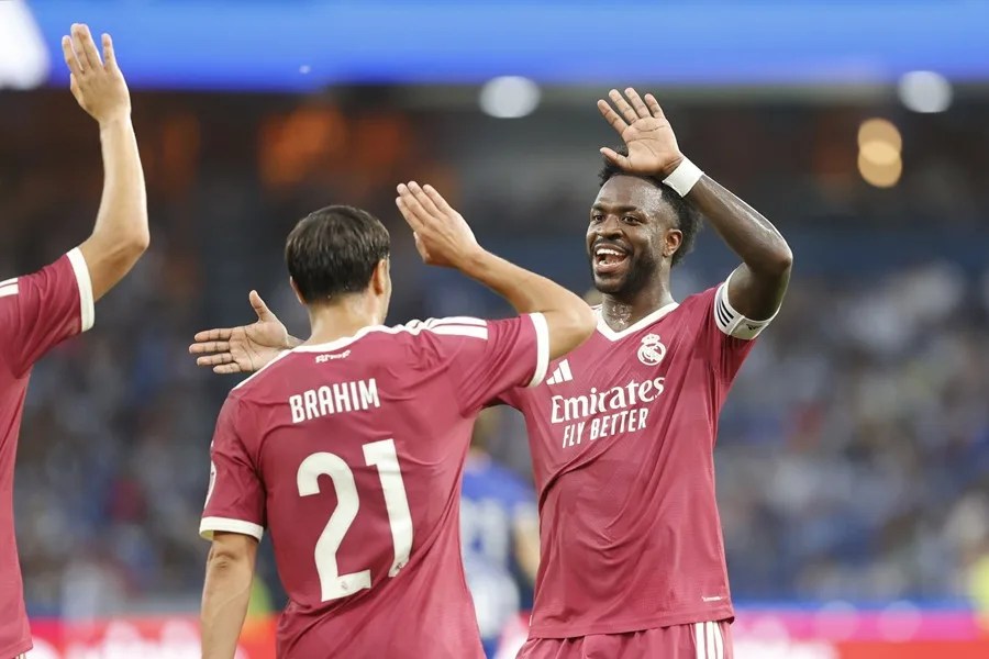 El delantero del Real Madrid Brahim Díaz (i) celebra con Vinicius Jr. su gol ante el Deportivo, ayer en A Coruña.