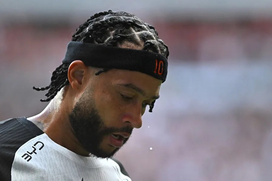 El Corinthians da marcha atrás y renueva al delantero Memphis Depay