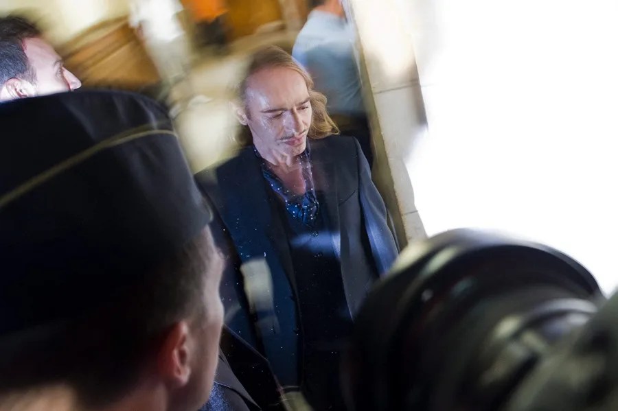 El diseñador John Galliano renuncia a la muestra que el Met iba a dedicarle tras las críticas por antisemitismo