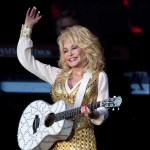 Dolly Parton estaba dispuesta a probar fármacos experimentales contra el cáncer para ayudar, afirma su hermana