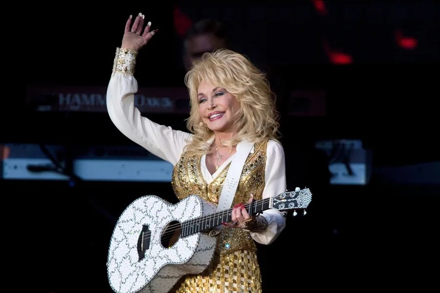 Dolly Parton estaba dispuesta a probar fármacos experimentales contra el cáncer para ayudar, afirma su hermana