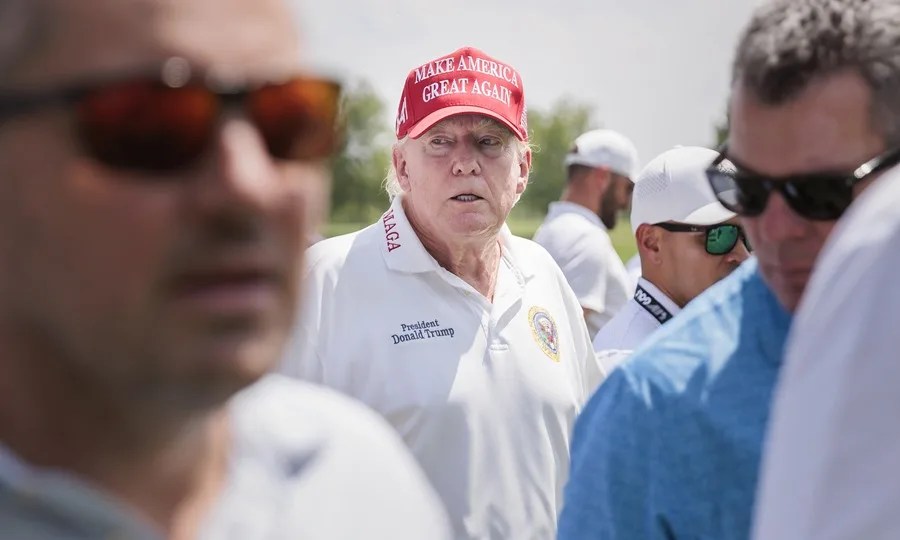 Interceptan dos aviones que violaron por el espacio aéreo sobre un club de EE.UU. donde estaba Donald Trump