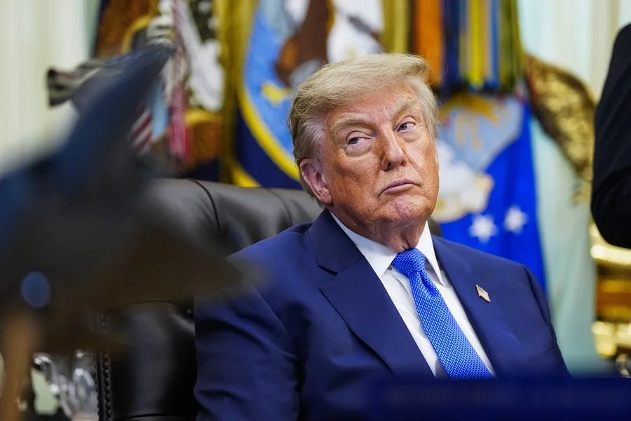 Trump afirma que EE.UU. controla el estrecho de Ormuz mientras Irán amenaza con mantenerlo cerrado