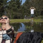 Varias personas observan un eclipse.