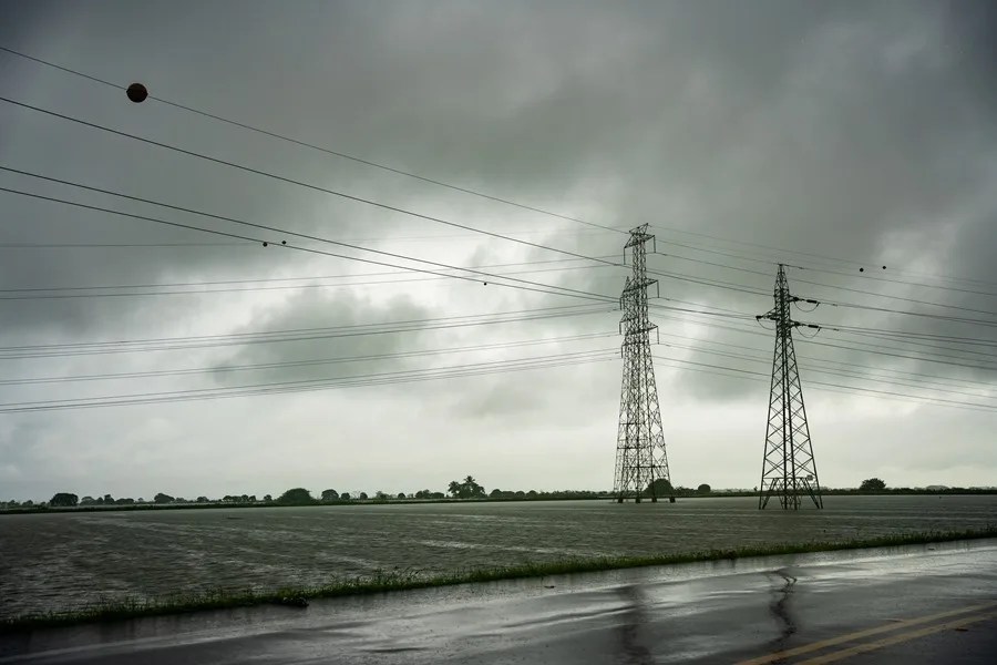 Colombia vuelve a vender energía a Ecuador tras suspender exportación por aranceles