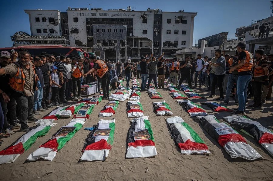 Varios palestinos asisten al funeral multitudinario de 50 familiares.
