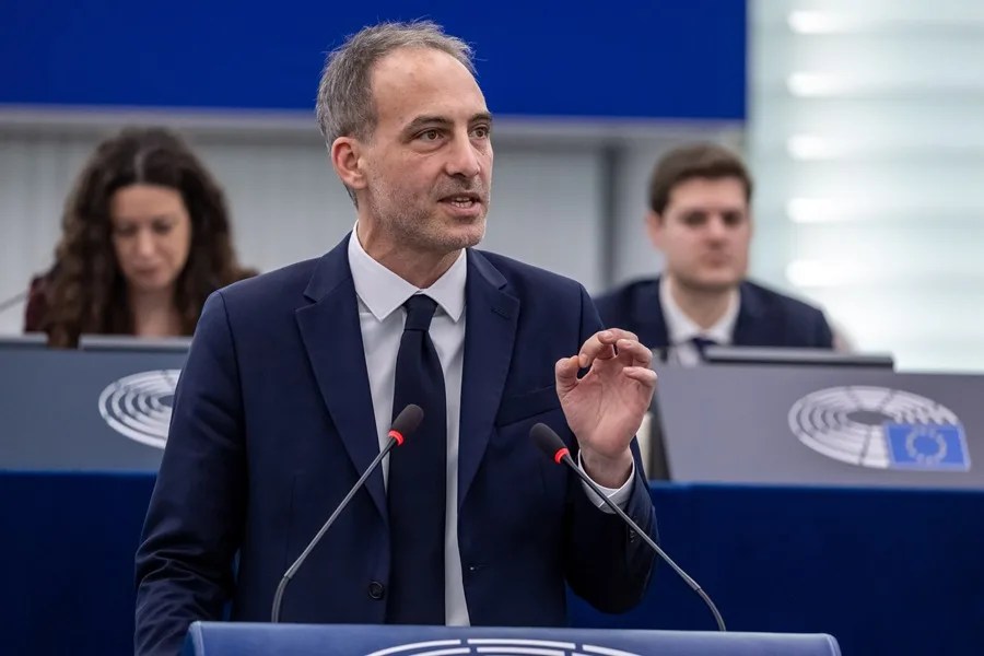 El eurodiputado Raphaël Glucksmann, interviene durante un debate en la sesión plenaria del Parlamento Europeo en Estrasburgo, Francia.