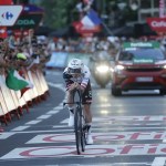 El ciclista esloveno Tadej Pogacar, del equipo UAE Team Emirates XRG, compite en la 1.ª etapa de la vuelta ciclista a España