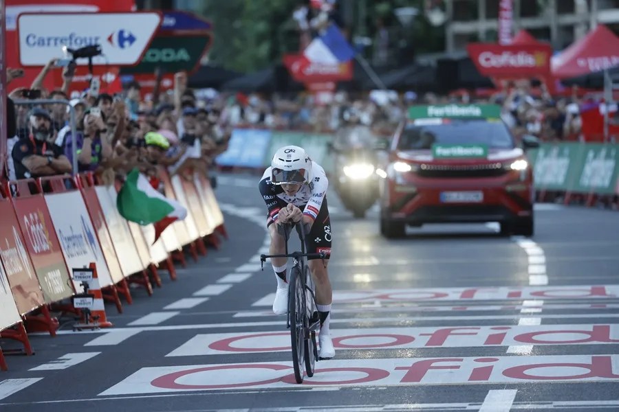 El ciclista esloveno Tadej Pogacar, del equipo UAE Team Emirates XRG, compite en la 1.ª etapa de la vuelta ciclista a España