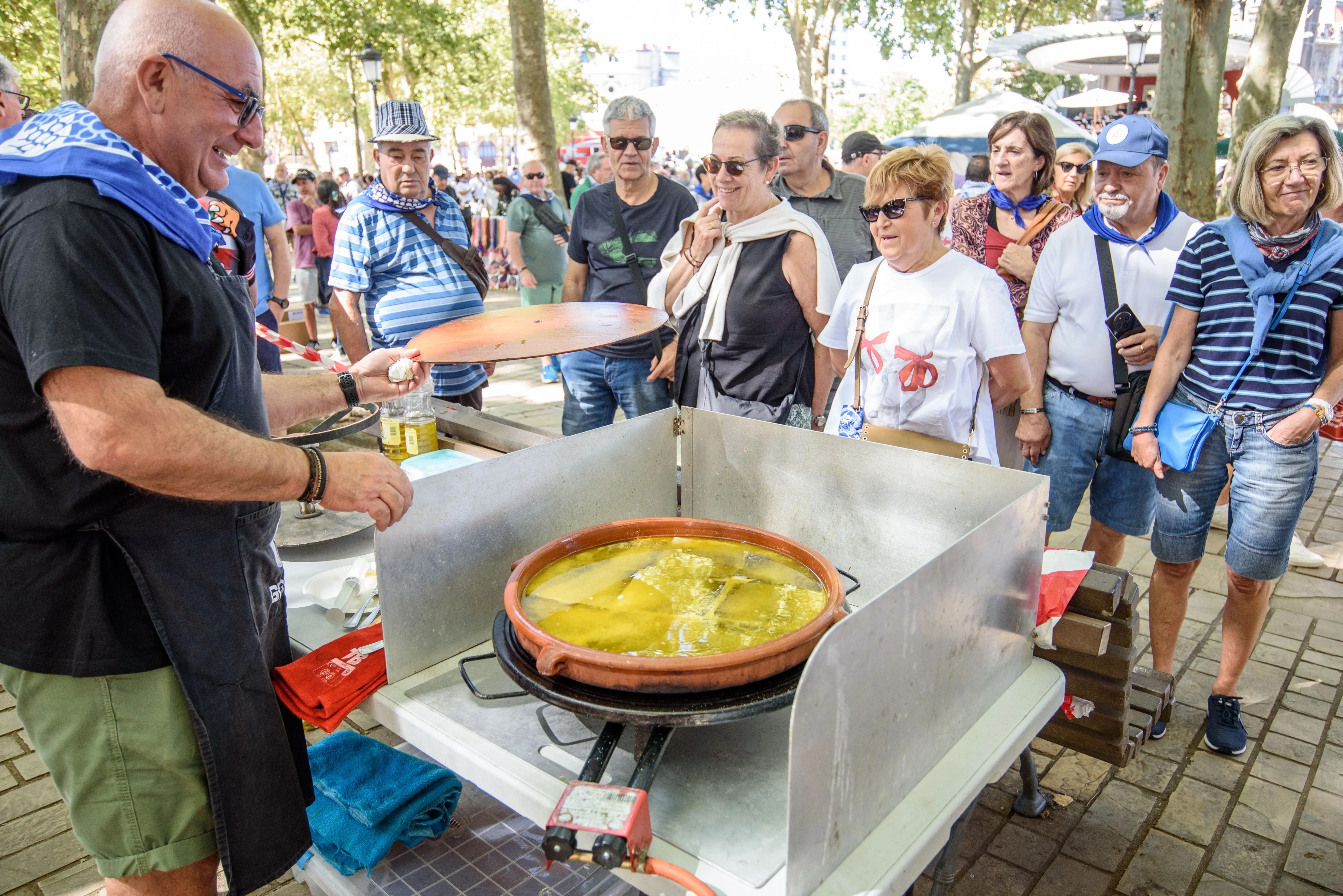 BILBAO, 28/08/2026.- El certamen gastronómico de bacalao al pil pil es uno de los actos programados para este viernes con motivo de la Aste Nagusia o Semana Grande de Bilbao. EFE/Javier Zorrilla
