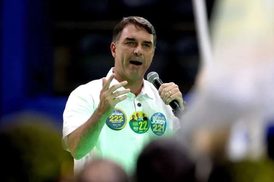 Flávio Bolsonaro dice que el juicio contra su padre fue una farsa y que lo amnistiará