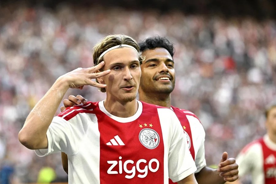 El PSG ficha al belga Mika Godts, procedente del Ajax de Ámsterdam, por cinco temporadas