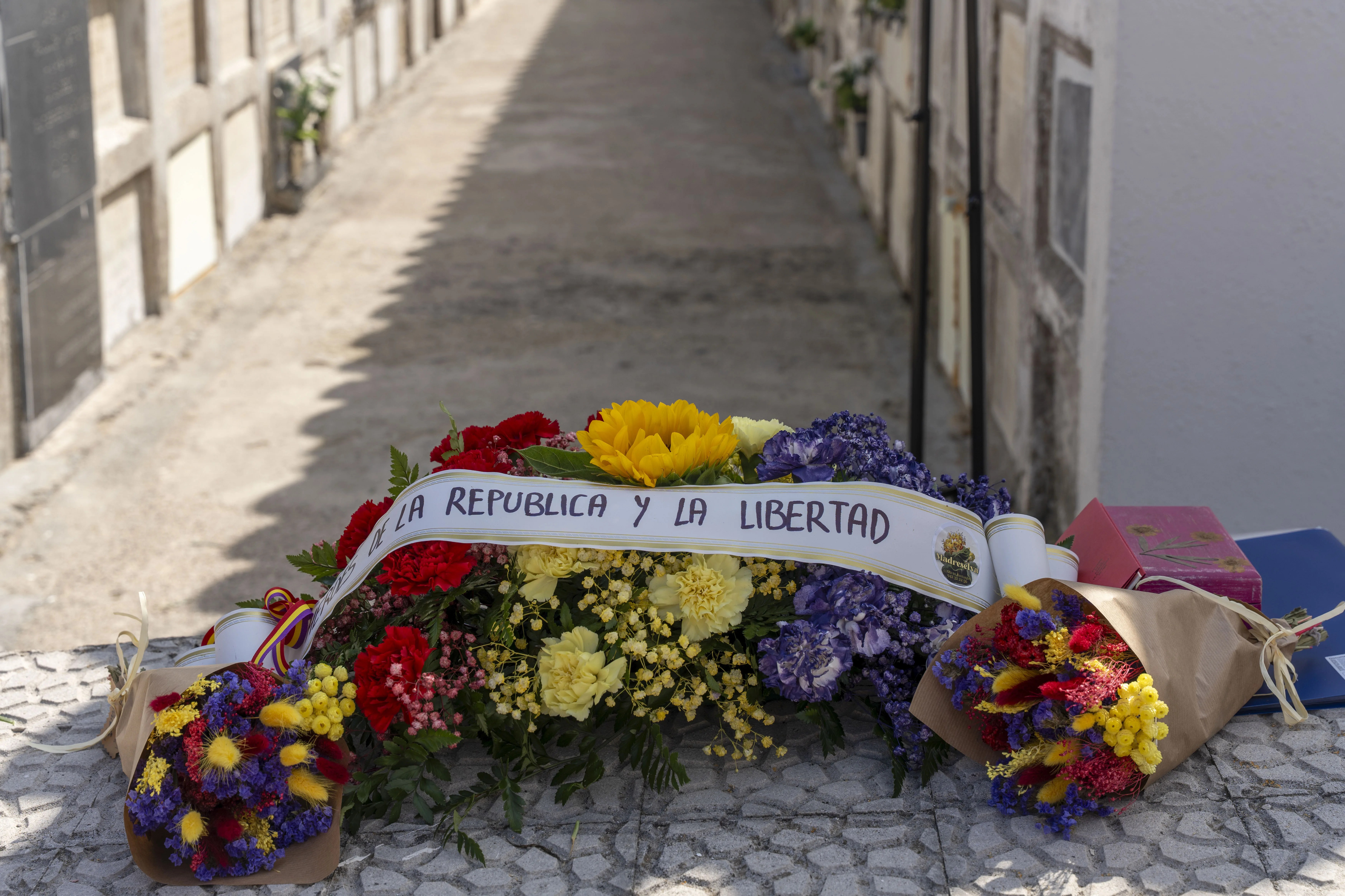El secretario del grupo de teatro La Barraca, Rafael Rodríguez Rapún, enterrado en el cementerio de Ciriego de Santander, ha sido homenajeado en el aniversario de su muerte. EFE/ Román G. Aguilera