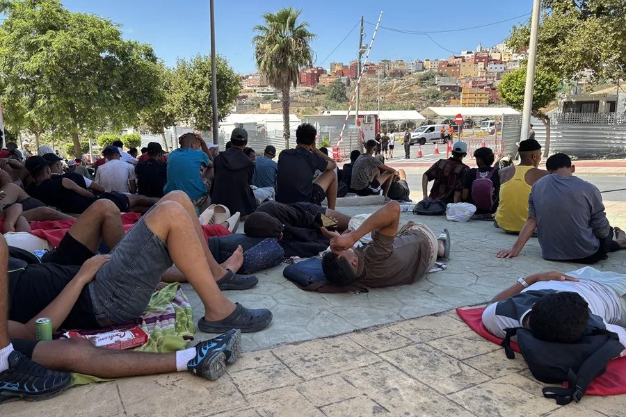 Varios migrantes congregados en los alrededores del Embolsamiento Loma Colmenar, en Ceuta.