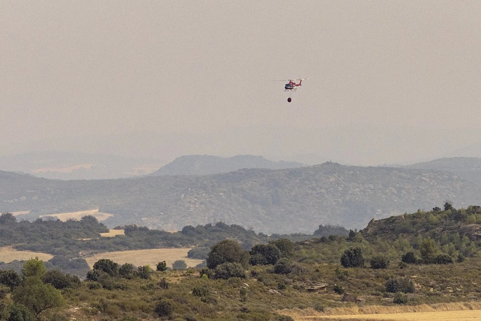 Un helicóptero trabaja en las labores de extinción del incendio forestal declarado en julio en Orés, en la comarca zaragozana de las Cinco Villas.
