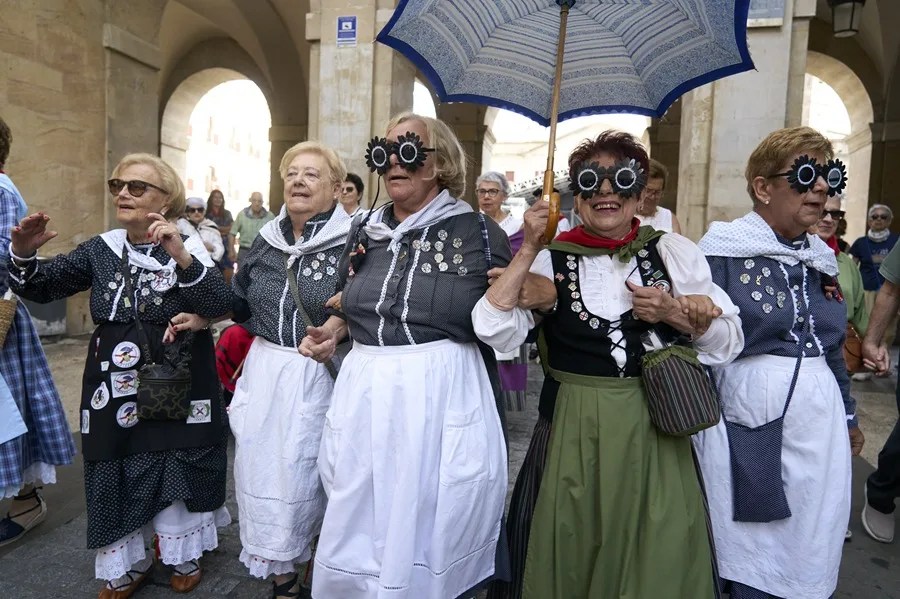 Quinto día de las fiestas de Vitoria, que se dedicarán al blusa veterano. EFE/ L. Rico