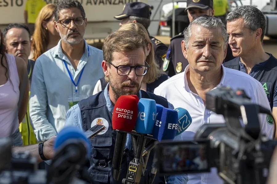 El subdelegado del Gobierno de España Francisco Toscano y el consejero de Presidencia, Sanidad y Emergencias Antonio Sanz, en Niebla (Huelva)