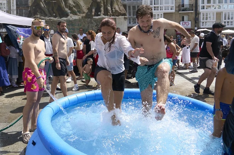 Última jornada de las fiestas de La Blanca, en la que Vitoria pone fin a las fiestas después de seis días repletos de actos con la subida de Celedón a la Torre de San Miguel . EFE / L. Rico