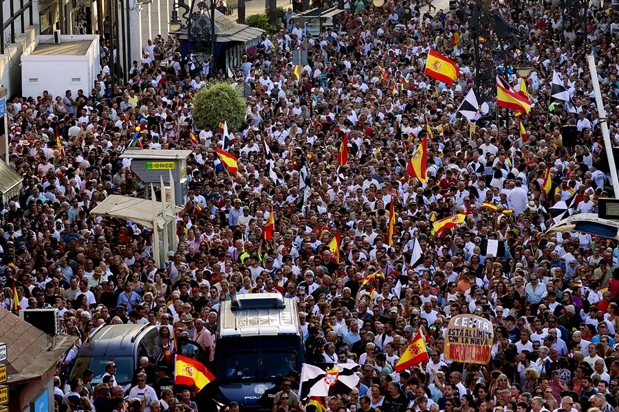 Miles de ceutíes en la Plaza de la Constitución de Ceuta en una multitudinaria manifestación.