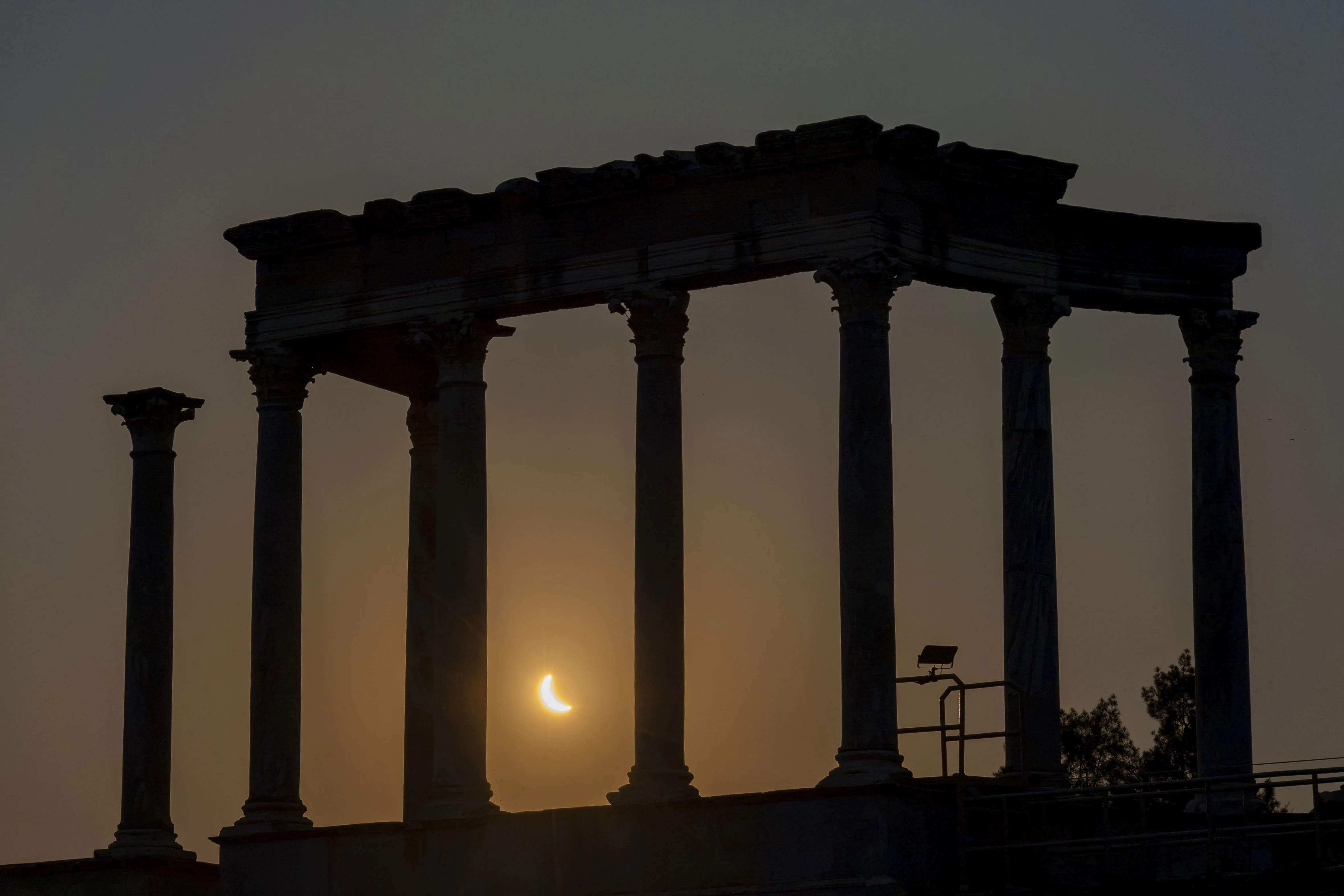 MÉRIDA, 12/08/2026.- Eclipse solar este miércoles a través de las columnas del Teatro Romano de Mérida. EFE/Jero Morales