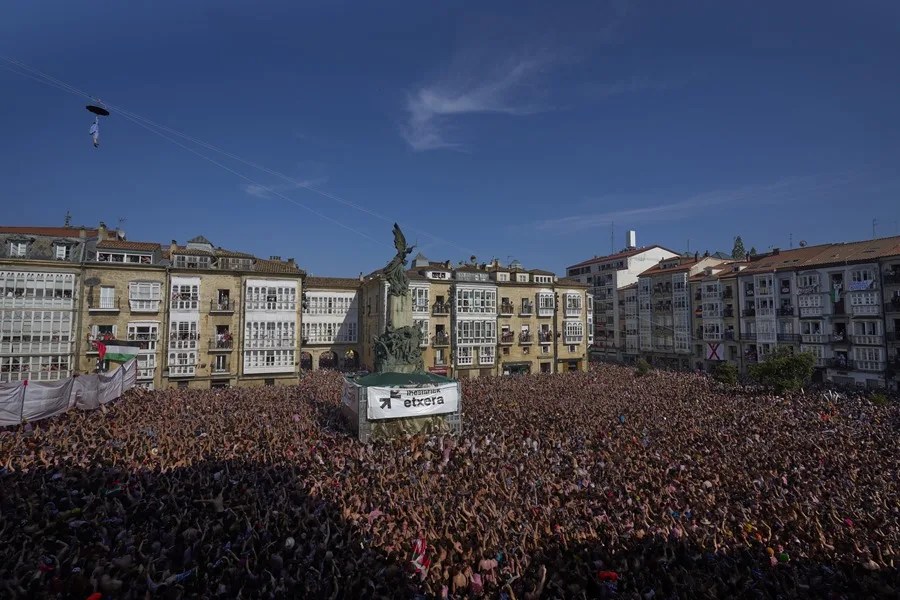 Con la bajada de Celedón darán comienzo las Fiestas de la Blanca de la capital alavesa que, durante seis días llenarán las calles de la ciudad de distintas actividades festivas. EFE/ Adrián Ruiz Hierro