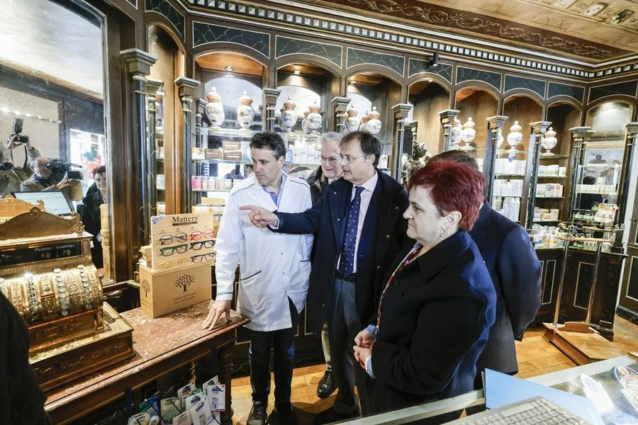 El consejero de Salud del Gobierno Vasco, Alberto Martínez (c), en una farmacia de Vitoria. EFE/Adrián Ruiz-Hierro