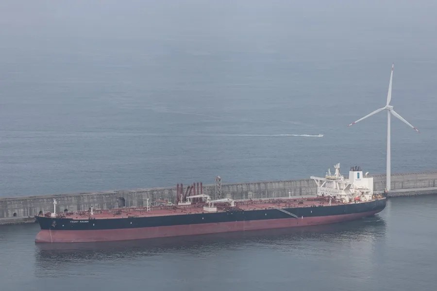 Un barco petrolero descarga en el puerto de Bilbao. EFE/Luis Tejido