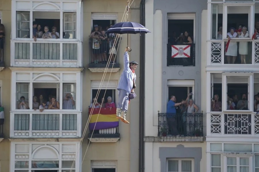 Miles de personas asisten a la bajada de Celedón, que da comienzo a las Fiestas de la Blanca de Vitoria, que durante seis días llenarán las calles de la ciudad. EFE/ L. Rico