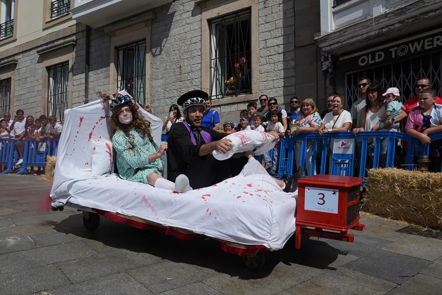 Vitoria celebra su tercer día de las fiestas de La Blanca, con numerosas actividades lúdicas como el descenso de goitiberas. EFE/ L. Rico
