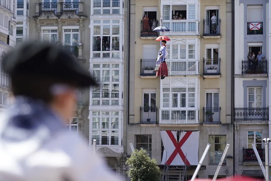 Las fiestas de la Blanca dedican este viernes a los más pequeños con la bajada de Edurne y Celedón Txiki, así como una ofrenda floral o el pasacalles de gigantes y cabezudos. EFE/ L. Rico