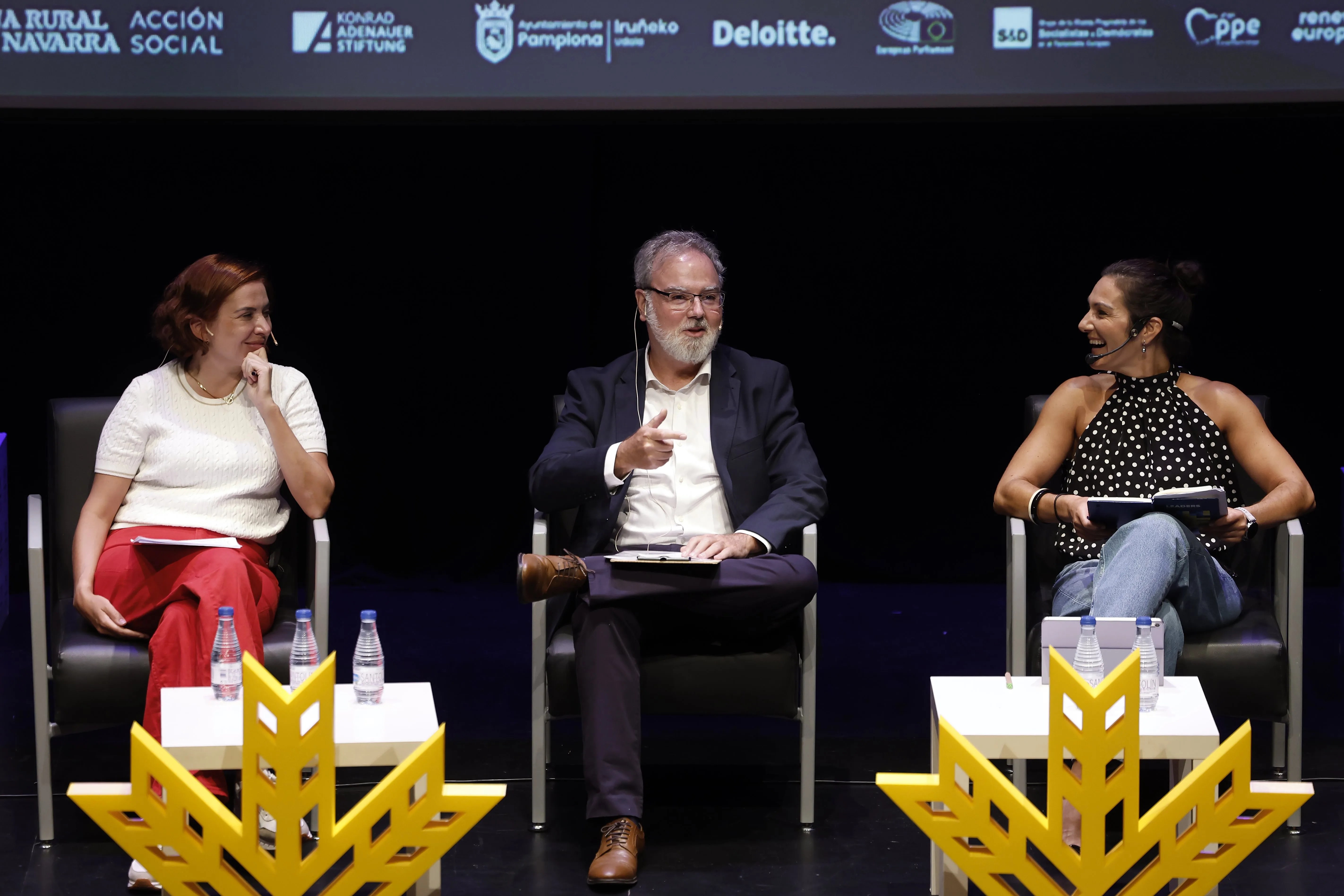 Mesa redonda con Leonardo Cervera, secretario general del supervisor Europeo de Protección de Datos (DEP); Yaiza Rubio (i), Head of Innovation en Digital +Orange; y Oihane Agirregoitia, eurodiputada del PNV, en la jornada inaugural de los Cursos Europeos de Verano.