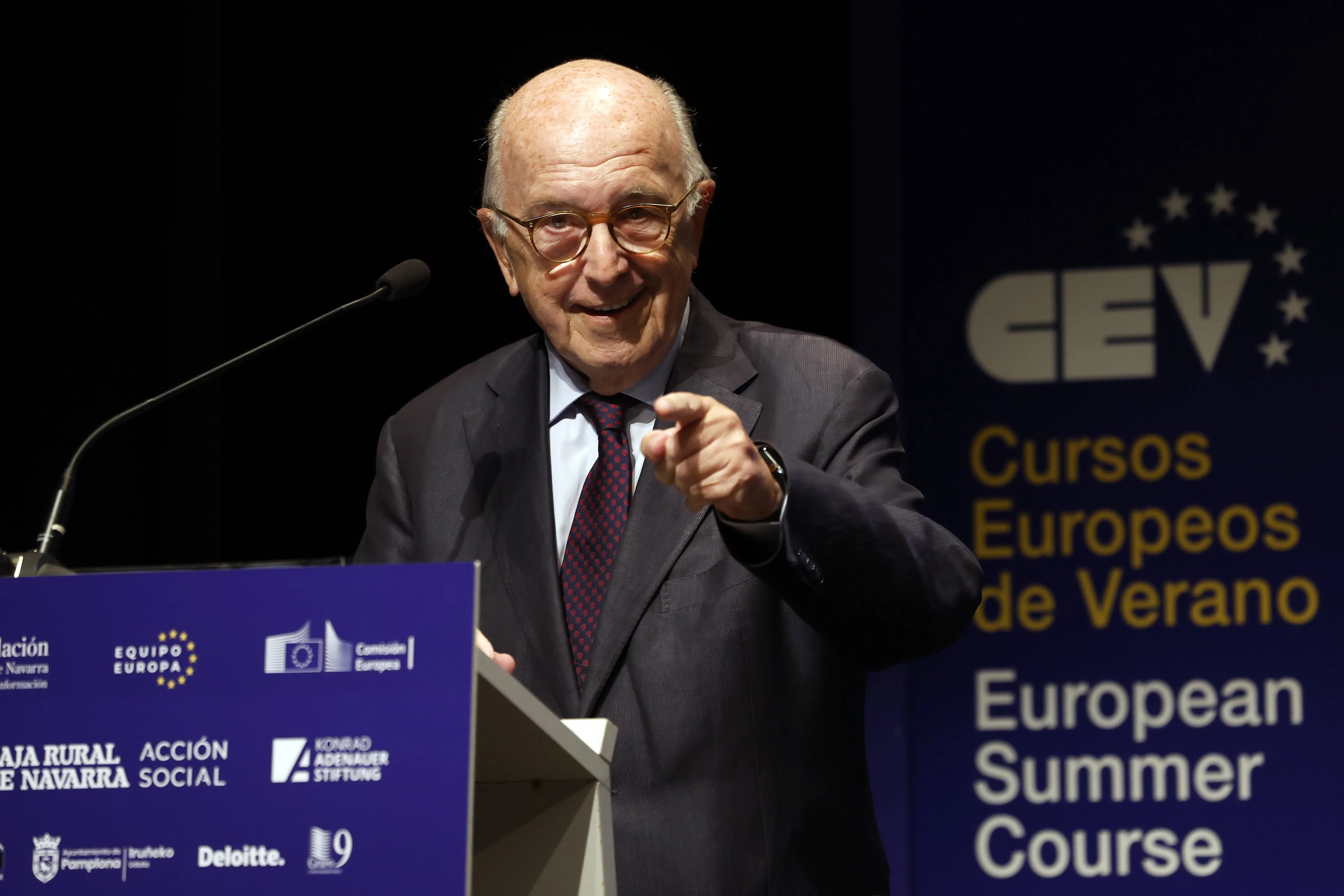 El ex vicepresidente de la Comisión Europea (CE) Joaquín Almunia en Pamplona, donde ha recibido el Premio Internacional Navarra Puerta de Europa.