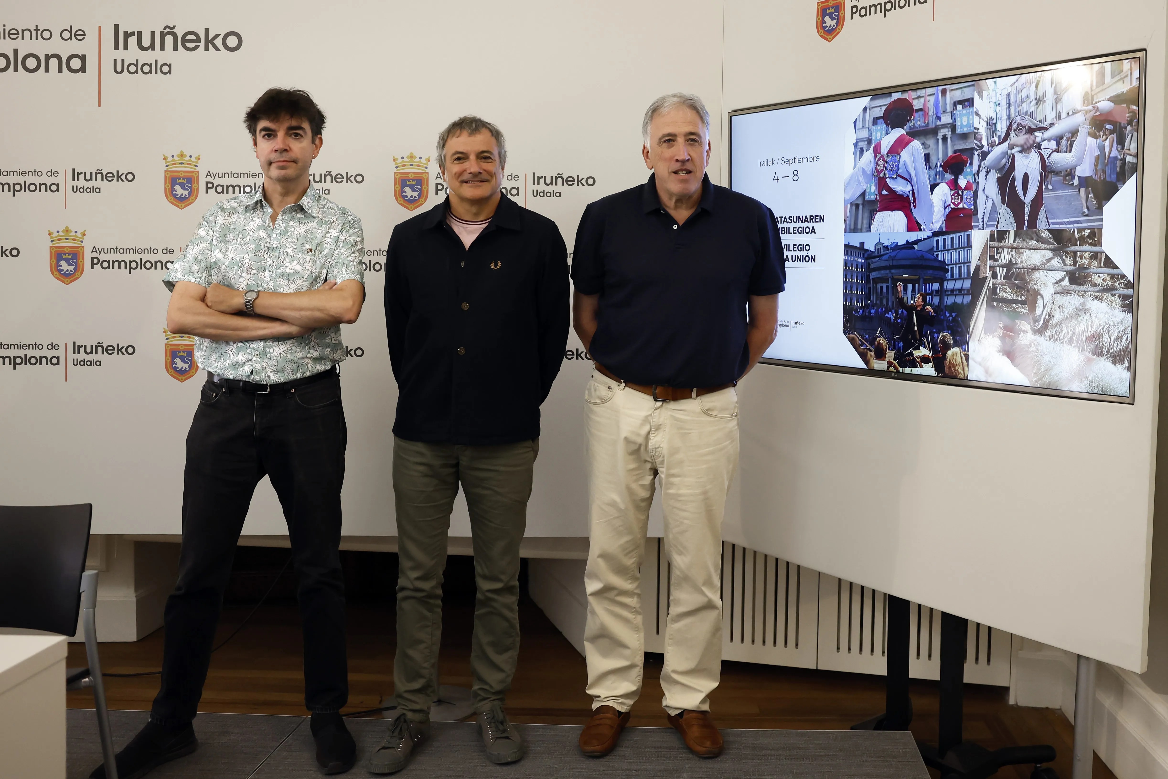 El alcalde de Pamplona, Joseba Asiron (d); el concejal delegado de Promoción Económica, Mikel Armendáriz (c); y el historiador y escritor Mikel Zuza (i), en la rueda de prensa en la que se han presentado los actos del Privilegio de la Unión.