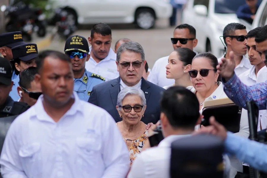Expresidente de Honduras se declara en "indefensión" al comparecer ante juez por lavado