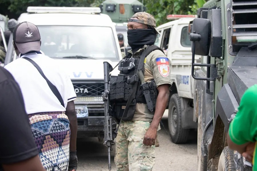 Un jefe de banda en Haití amenaza con matar a decenas de rehenes un día después de la masacre de 47 personas