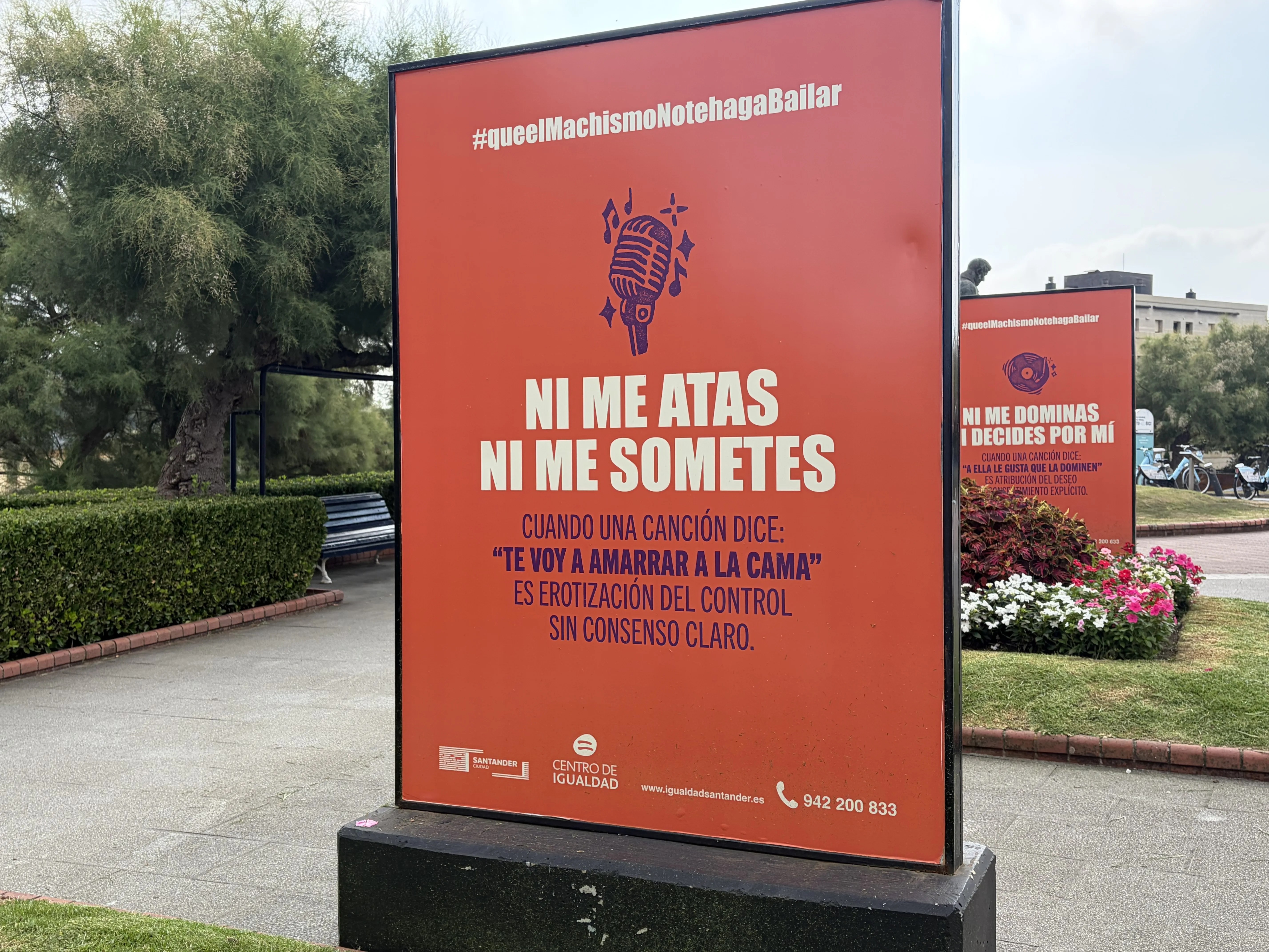 Imagen de un soporte publicitario con la campaña del Ayuntamiento de Santander para concienciar sobre algunas letras machistas en canciones. EFE/Adriana Agüero
