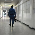 Trasladan a 103 presos de alta peligrosidad de una cárcel de Colombia a otros centros del país